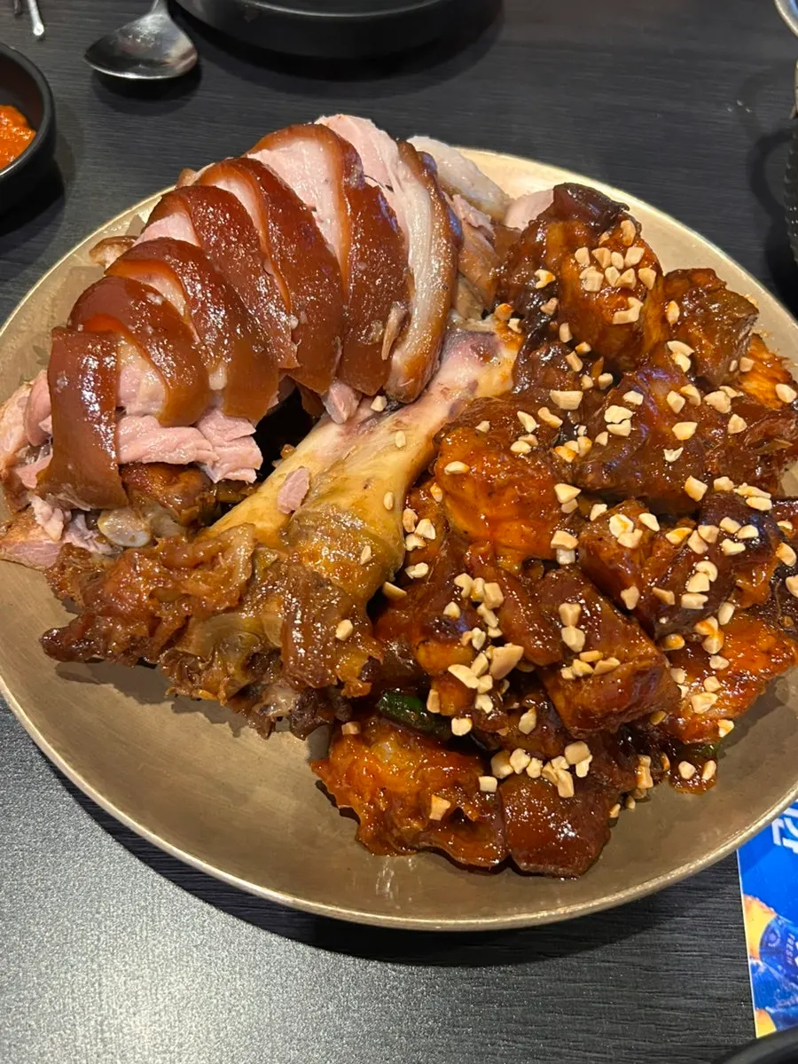 족발과 불족발이 반반 담긴 반반족발 접시