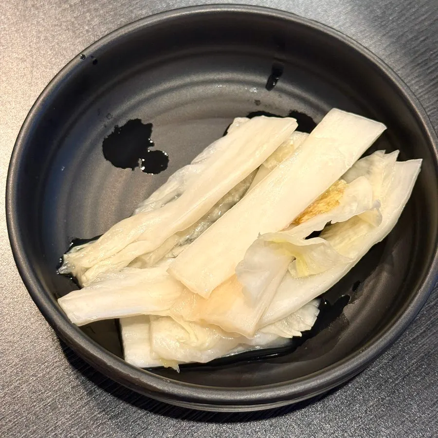 Order slip showing jokbal (medium) and jaengban guksu