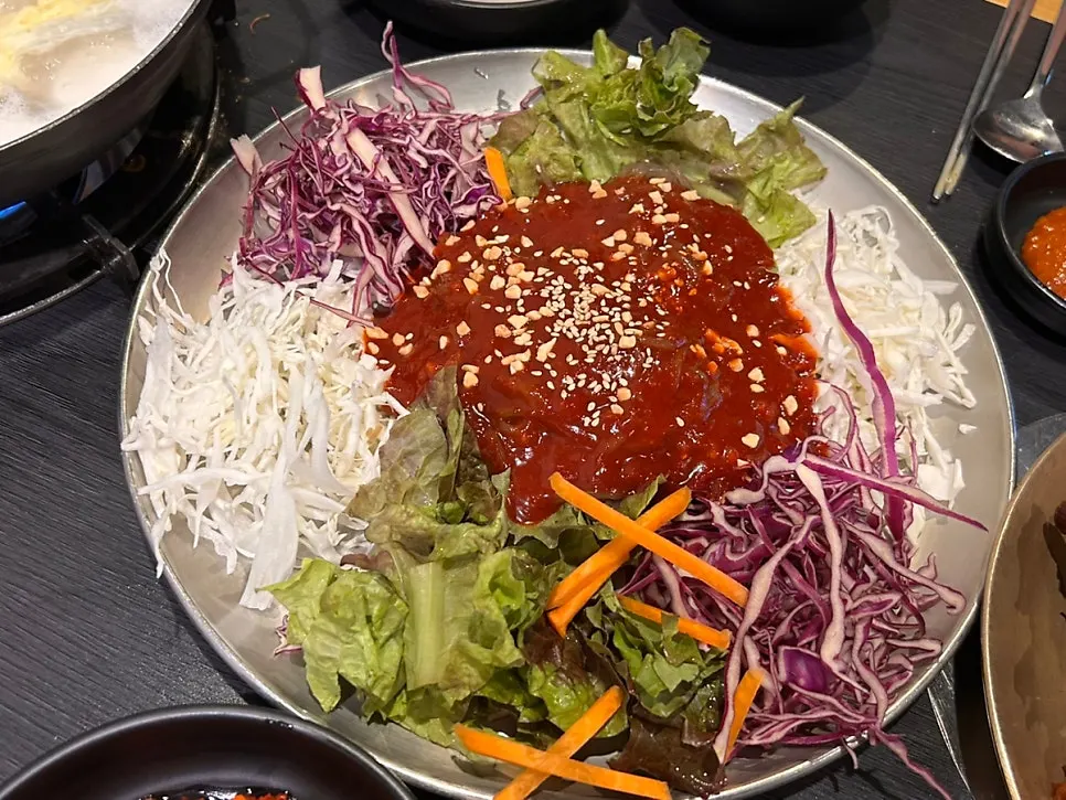 야채가 푸짐하게 올라간 쟁반국수