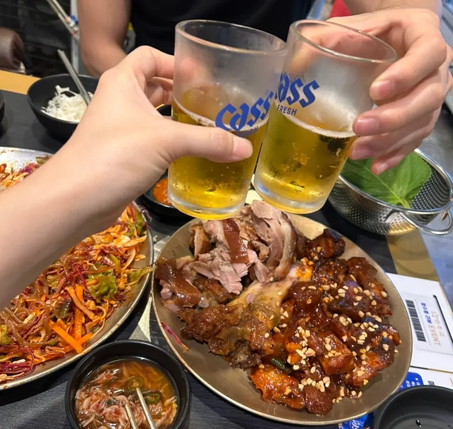 맥주와 함께 차려진 족발 한 상