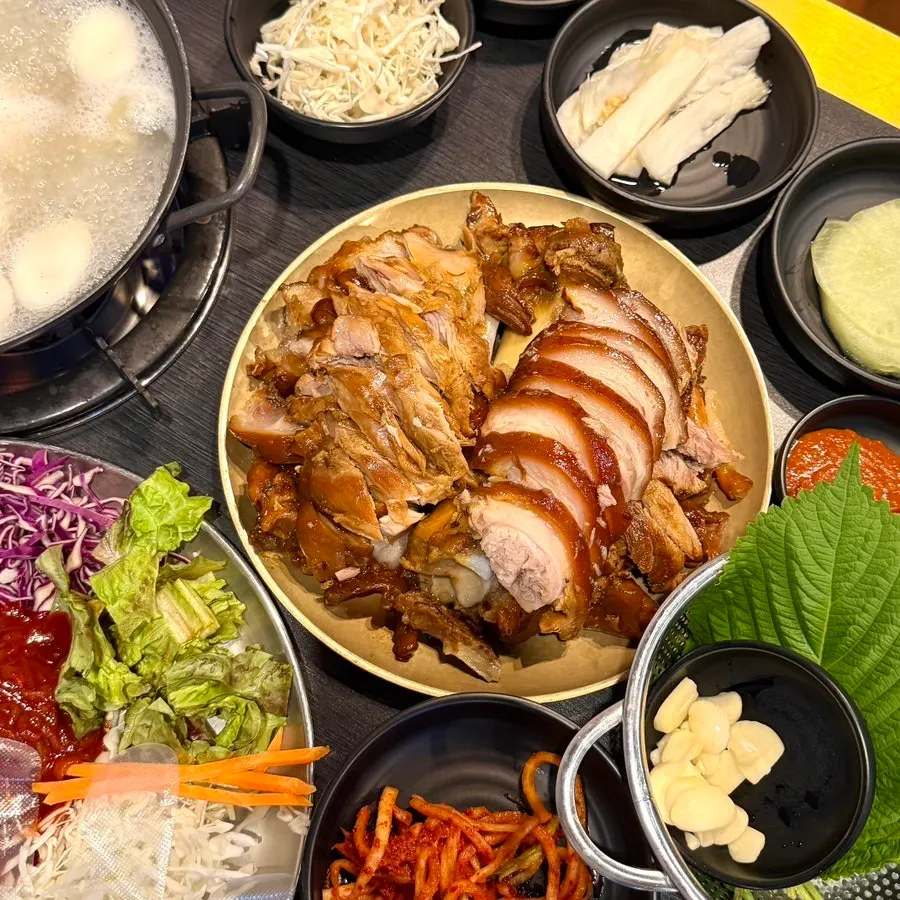 Full spread of jokbal served at the table