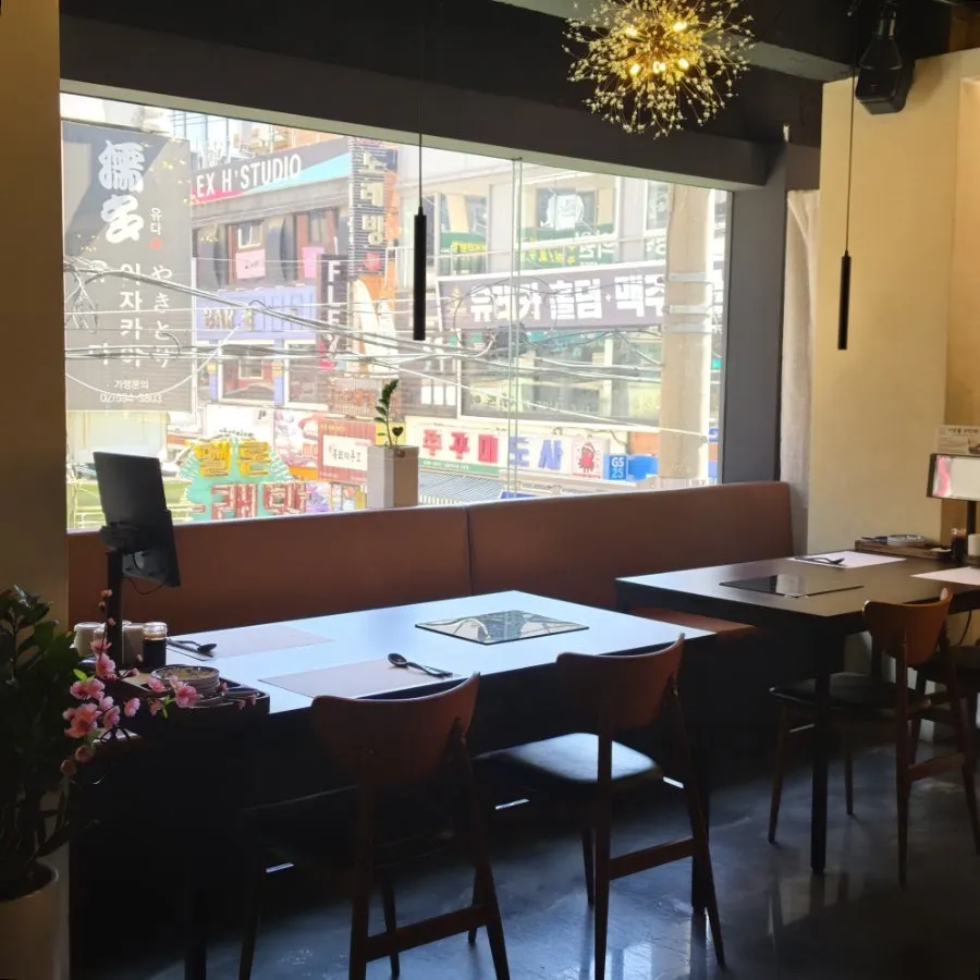 Window-side table seating with full glass windows