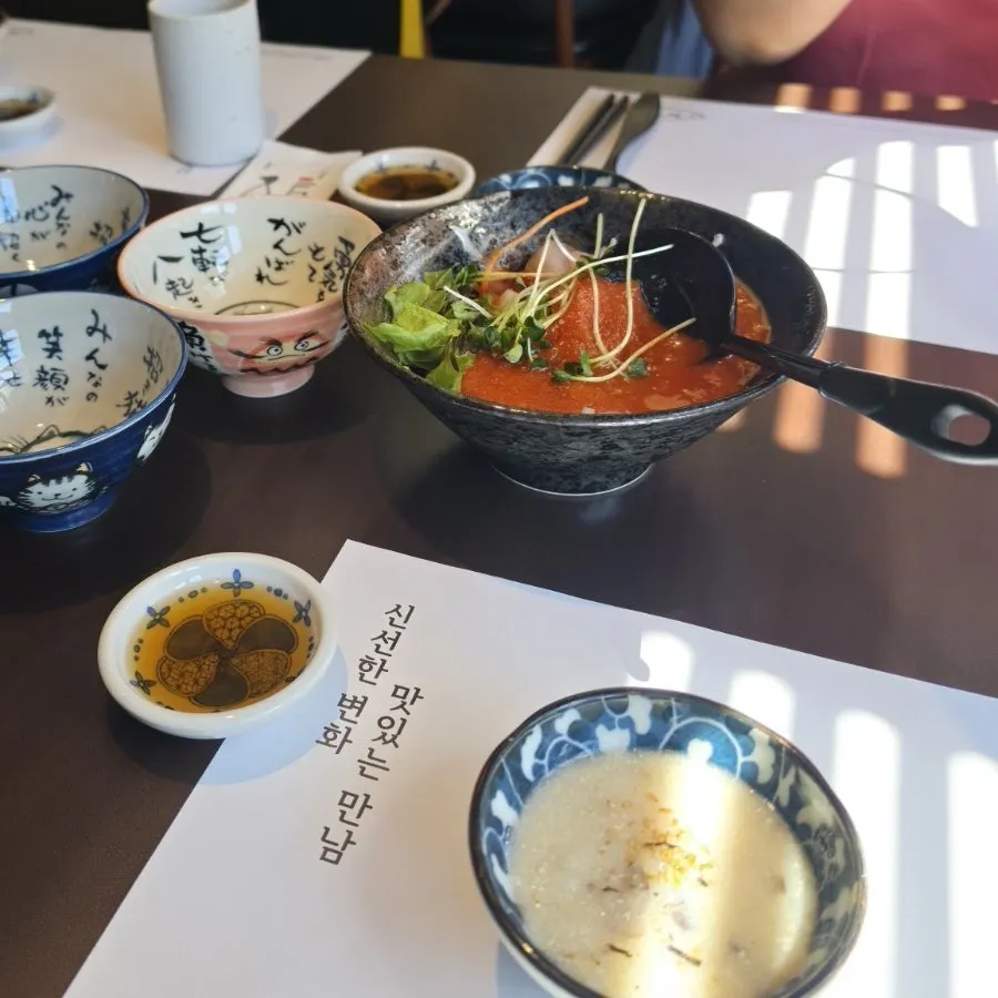 Pre-meal abalone porridge and mulhoe served before the main course