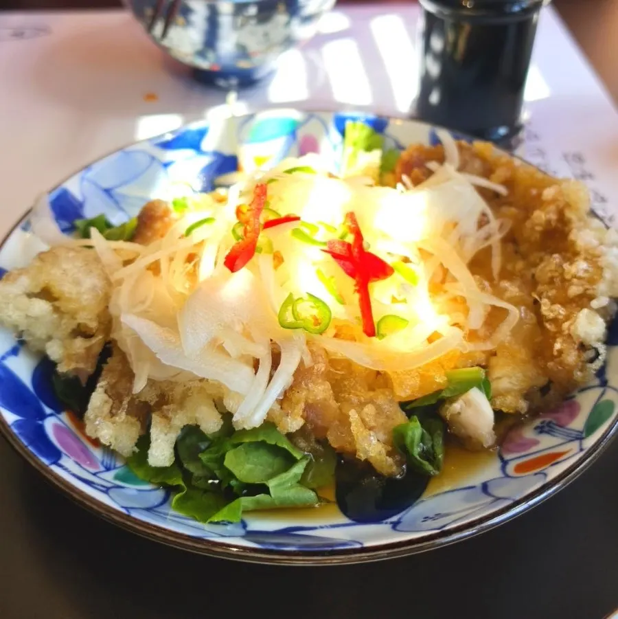 Crispy yurinji served with sauce