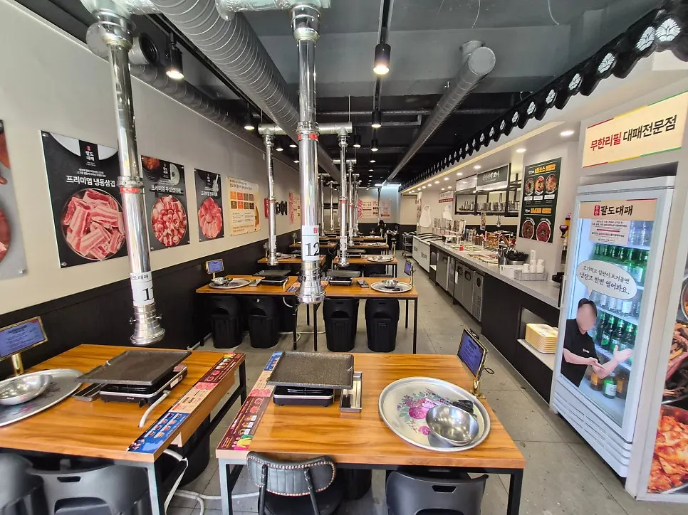 Long interior layout with table seating at Muhan Paldo Daepae Jamsilsaenae Branch