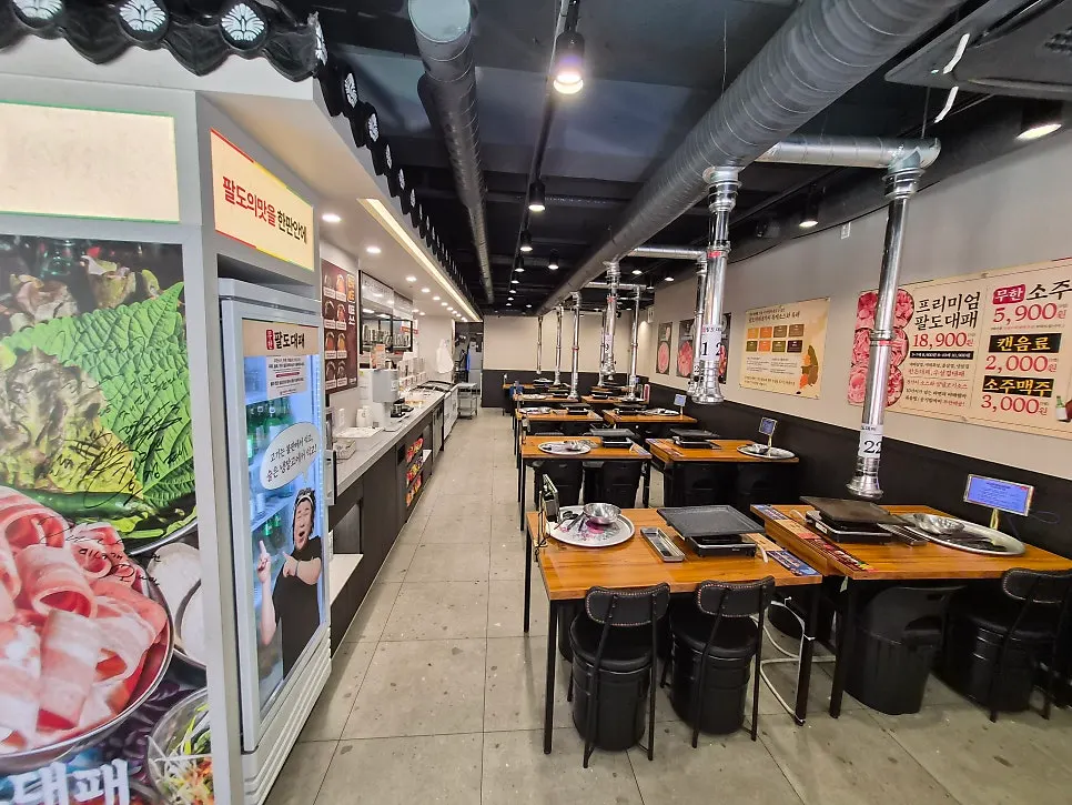 Self-serve bar at the center of the restaurant with table seating on both sides