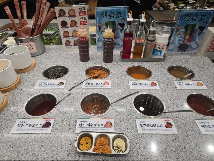 라면과 밥류가 준비된 무한리필 코너