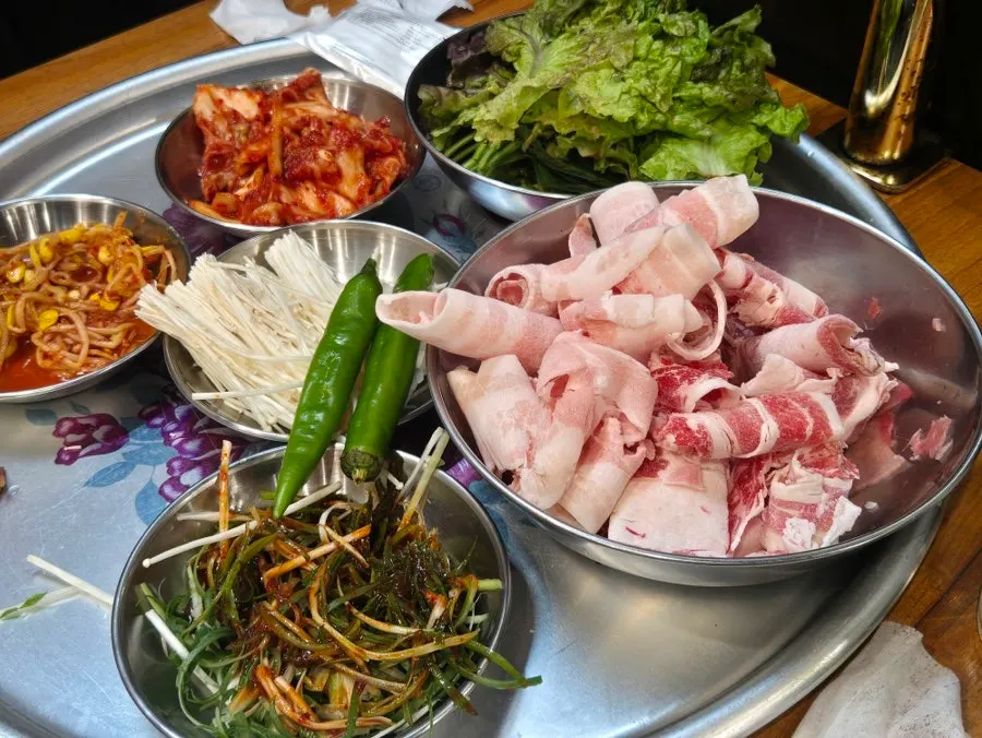 노릇하게 익어가는 대패삼겹