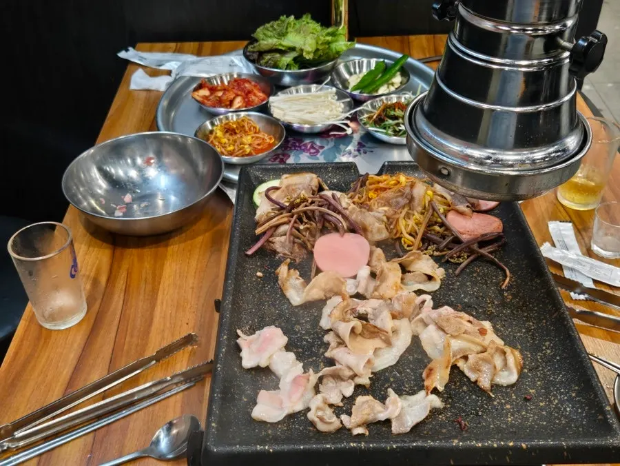 쌈채소와 밑반찬이 채워진 셀프바