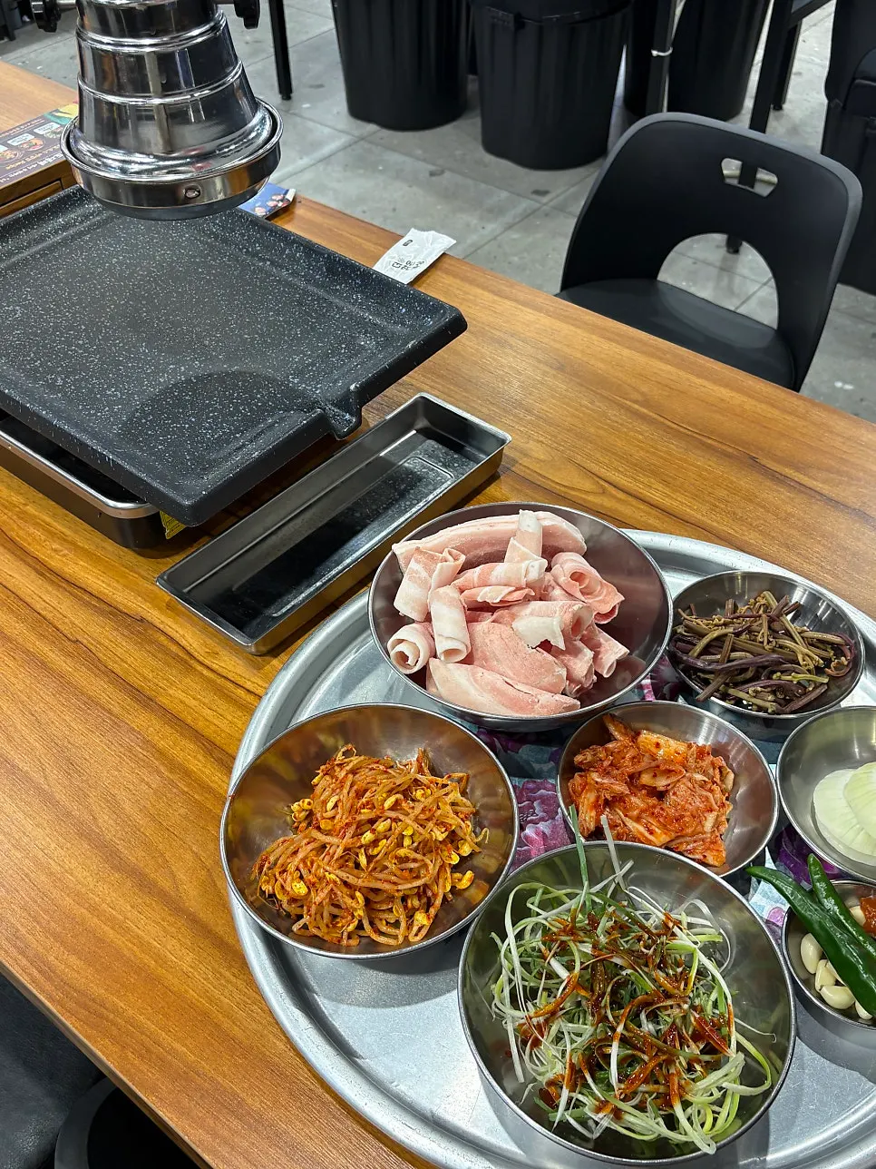 셀프바에서 담아온 파채와 마늘 고추 접시