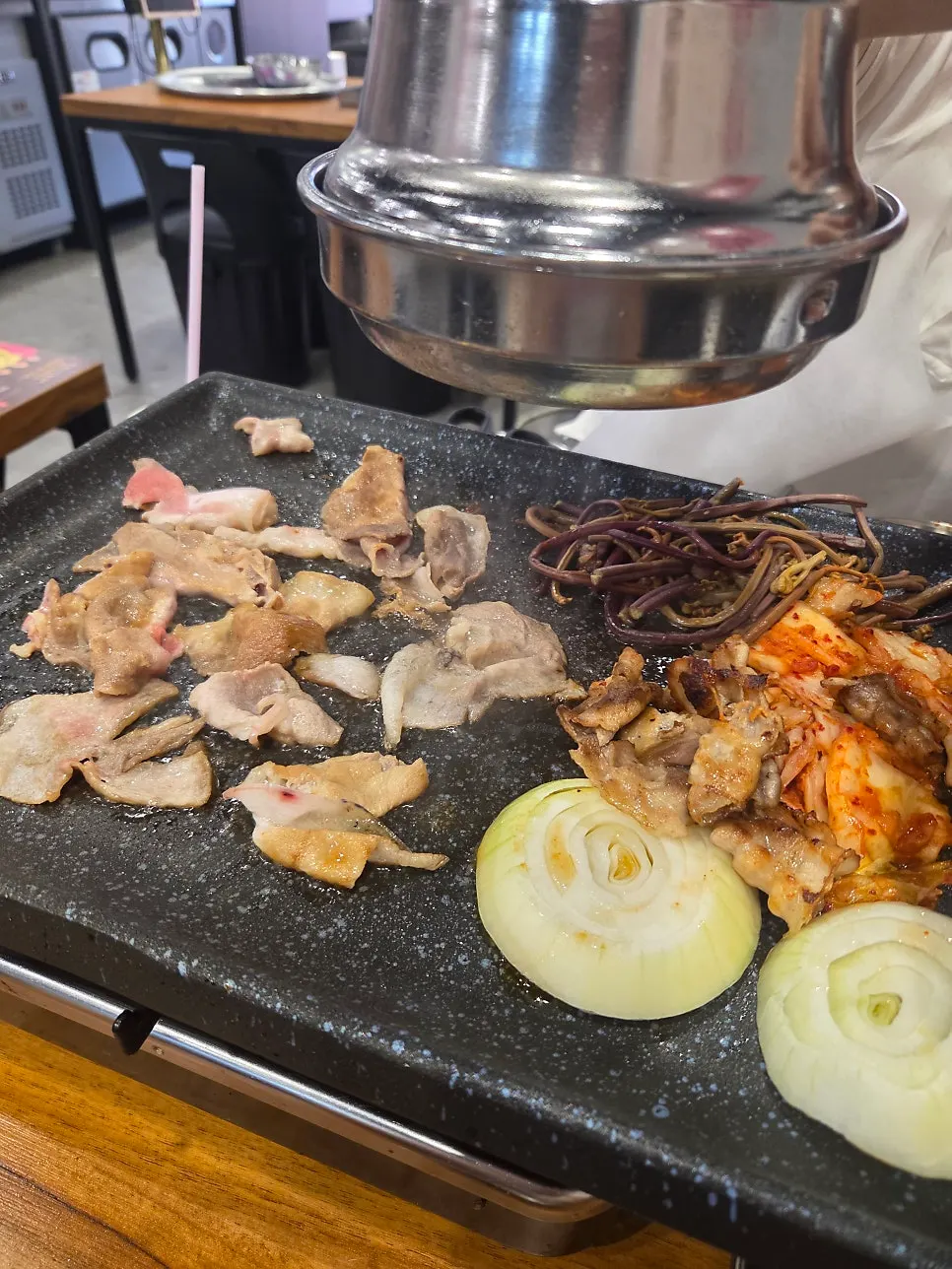 대패삼겹살과 곁들임 채소를 함께 구운 불판