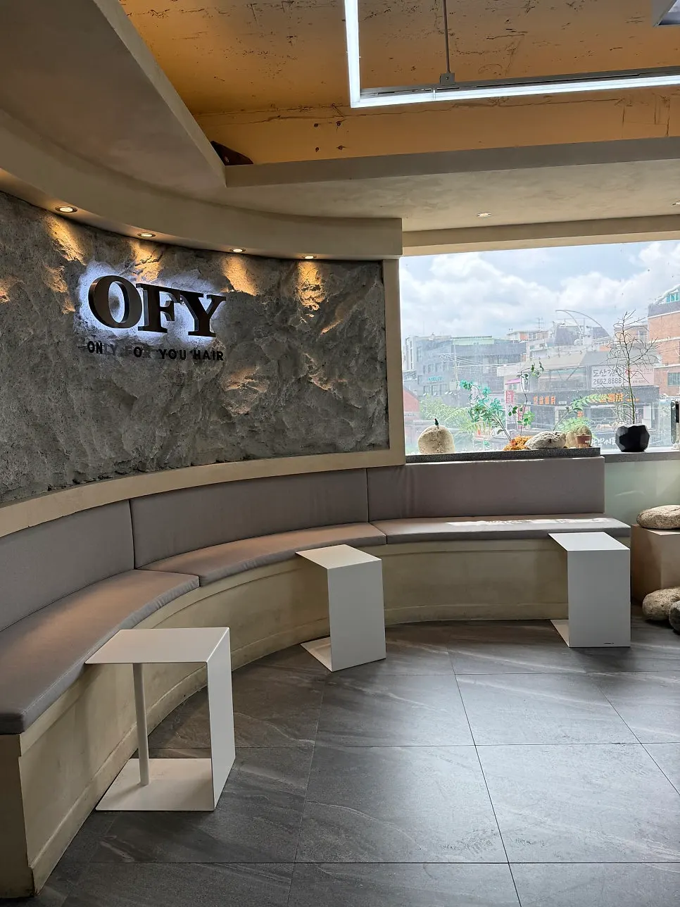 Spacious treatment area of the roughly 60-pyeong Only For You Jamsilsaenae Branch
