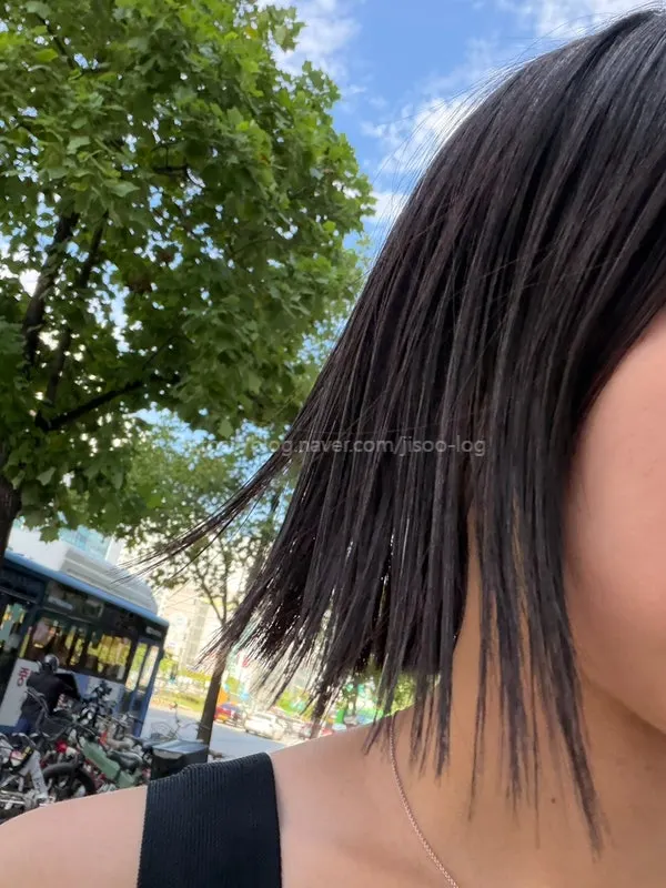 끝부분이 무거워진 단발머리 모습