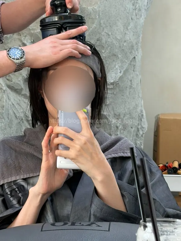 스케일링 샴푸 도포와 두피 마사지
