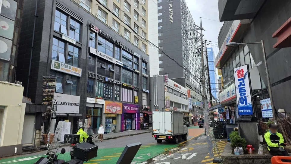 Street near Jamsilsaenae Station toward the salon entrance