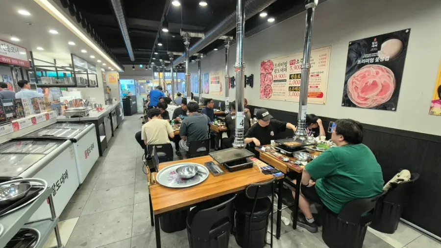 Dining hall of Muhan Paldo Daepae Jamsilsaenae Branch crowded on a weekday evening
