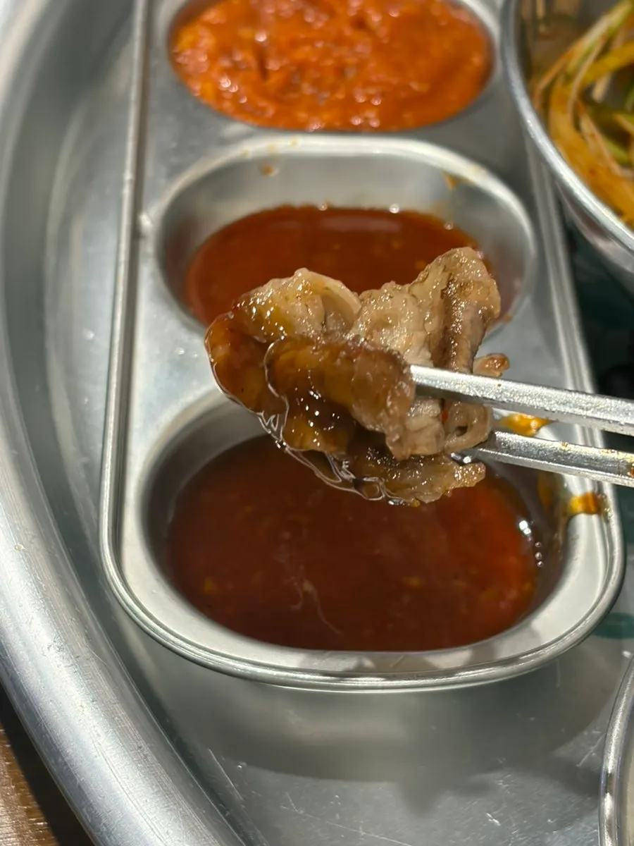 쌈채소에 대패삼겹살과 마늘을 올린 모습