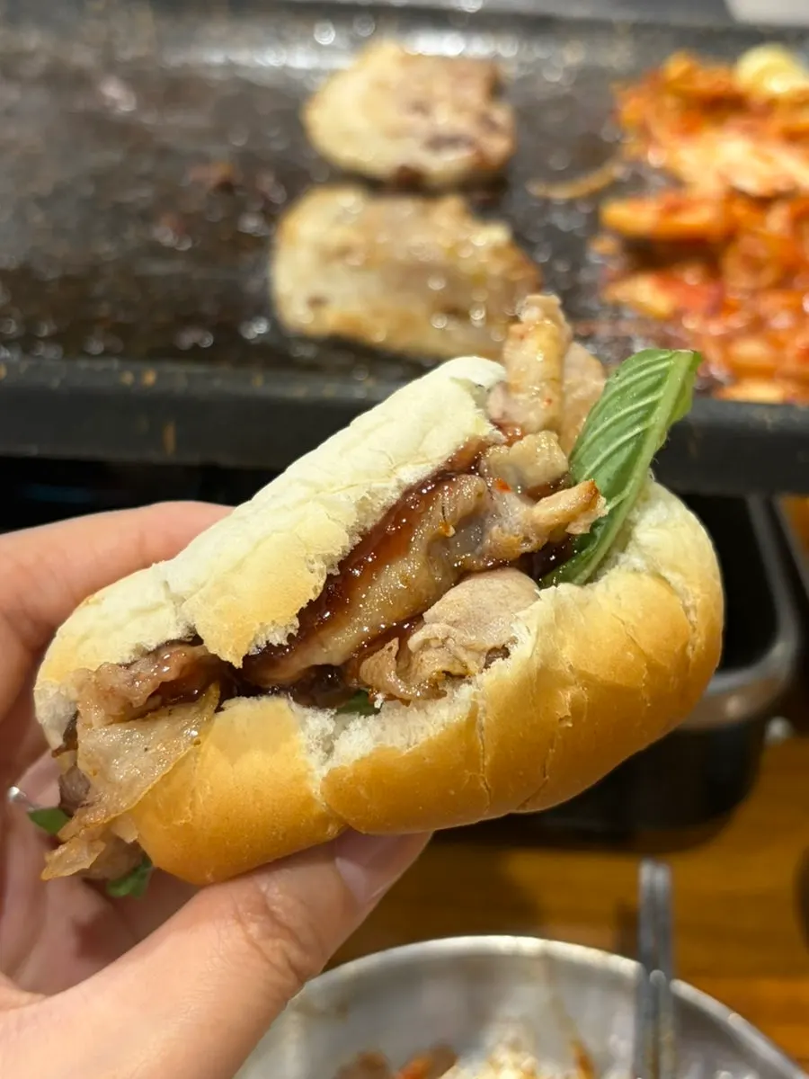 모닝빵에 고기를 넣은 팔도버거