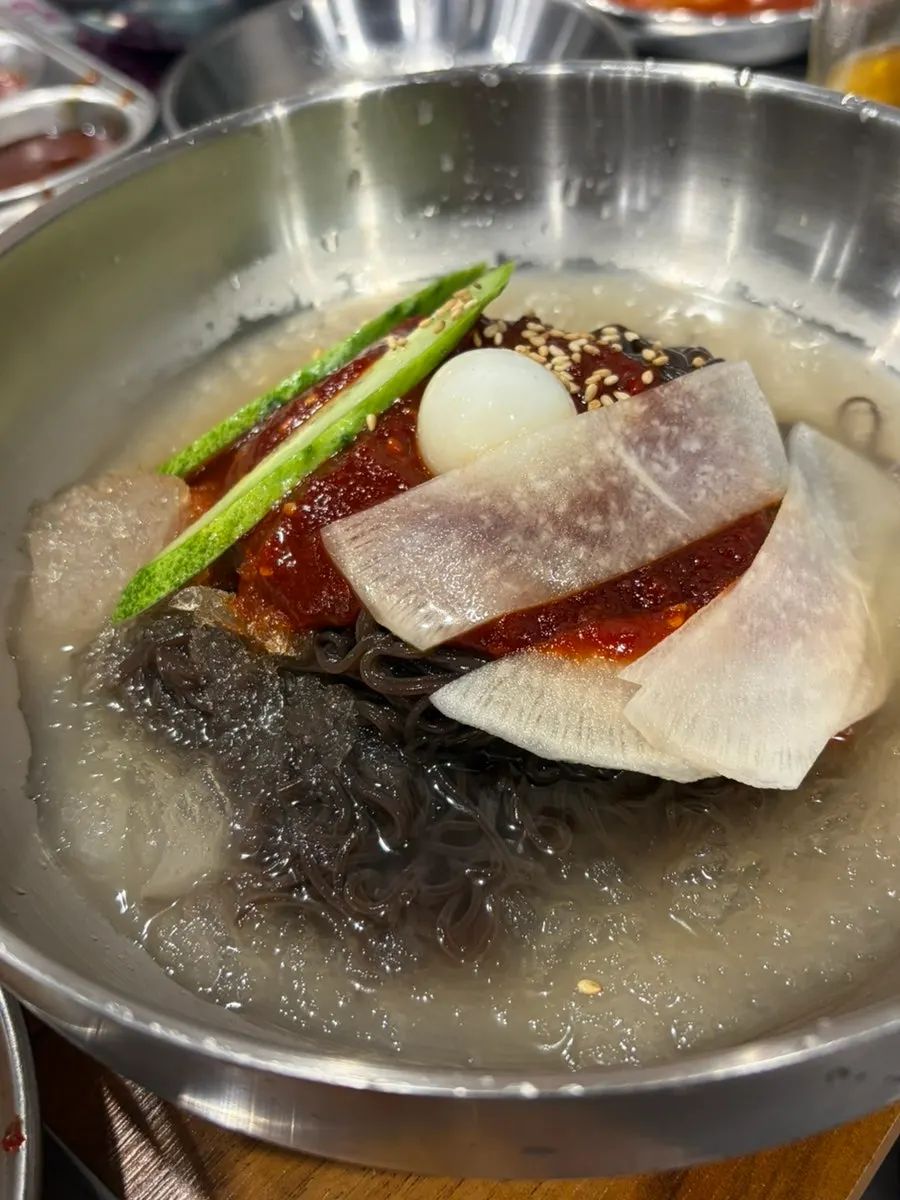 비빔냉면을 비비기 전 모습