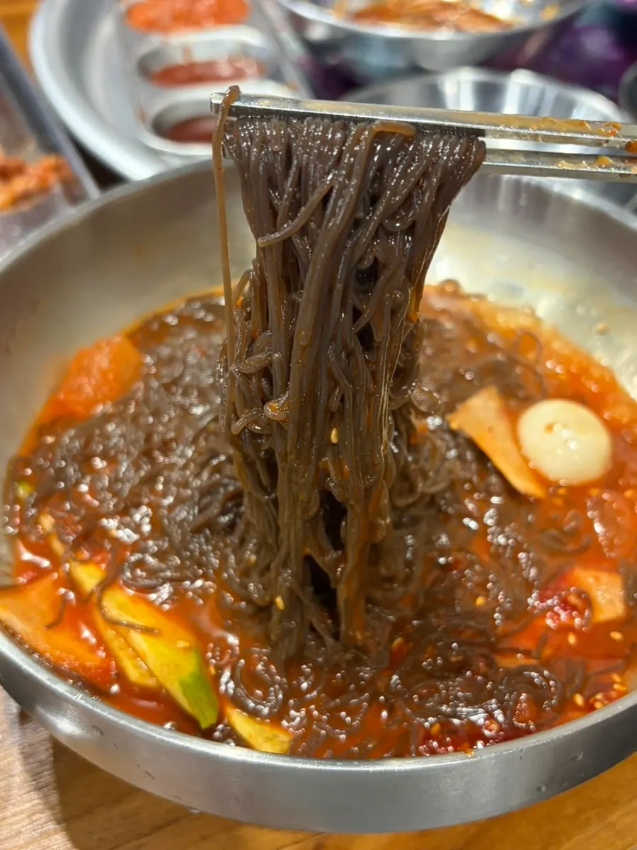비빔냉면과 대패삼겹살 한 상