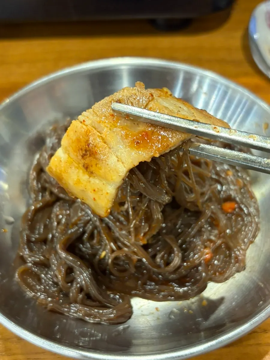 젓가락으로 집어올린 비빔냉면
