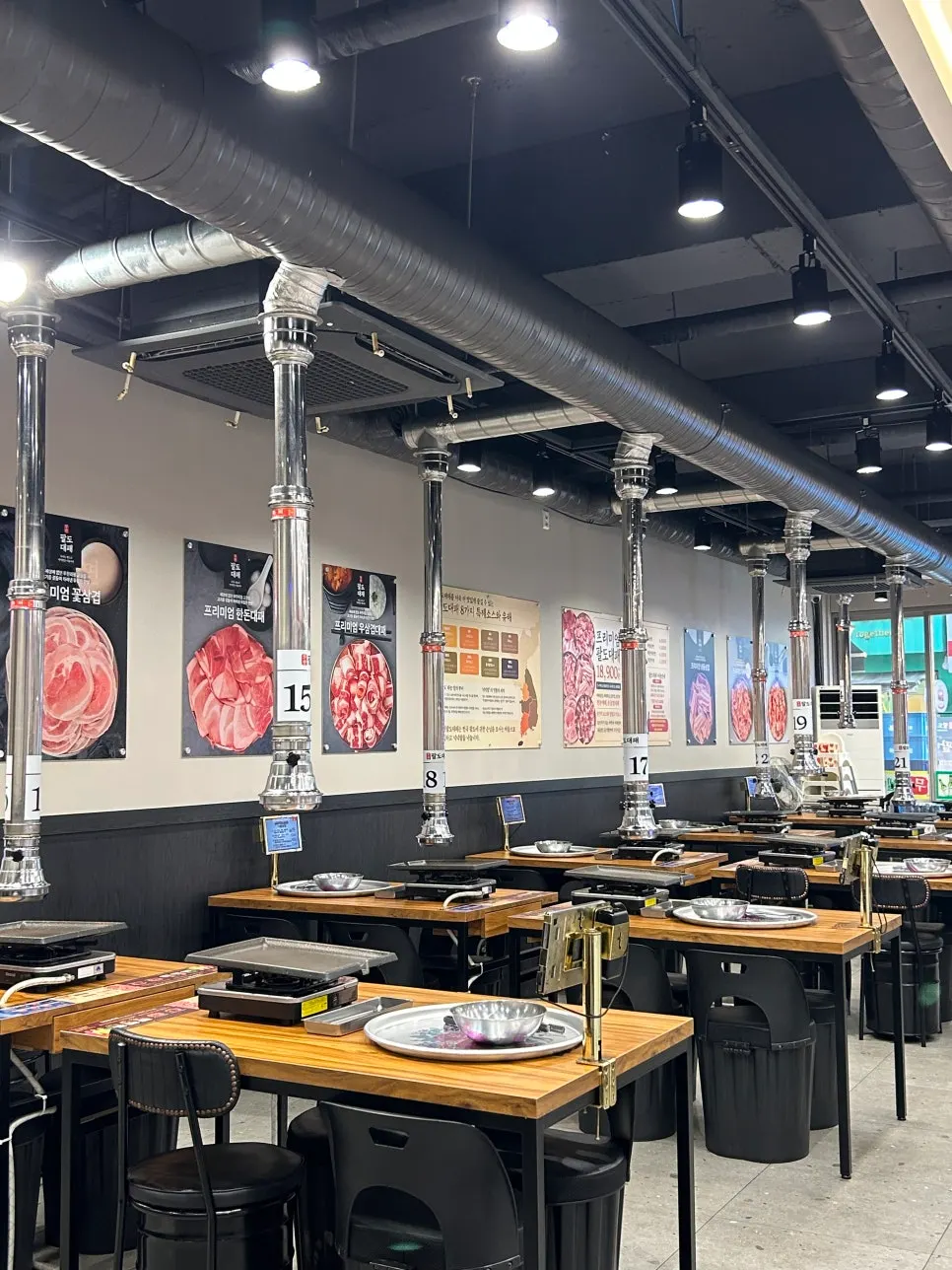 Spacious dining hall inside Muhan Paldo Daepae Jamsilsaenae Branch