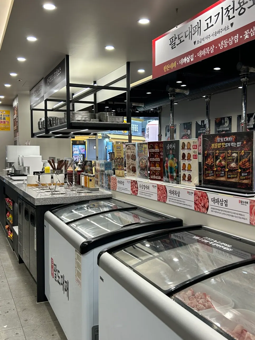 Table with grill set up at Muhan Paldo Daepae Jamsilsaenae Branch