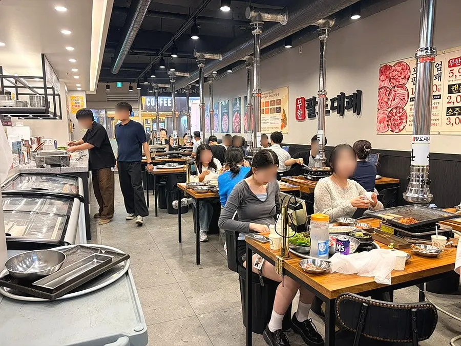 週末夜に客で賑わうムハンパルドデパ蚕室セネ店の店内