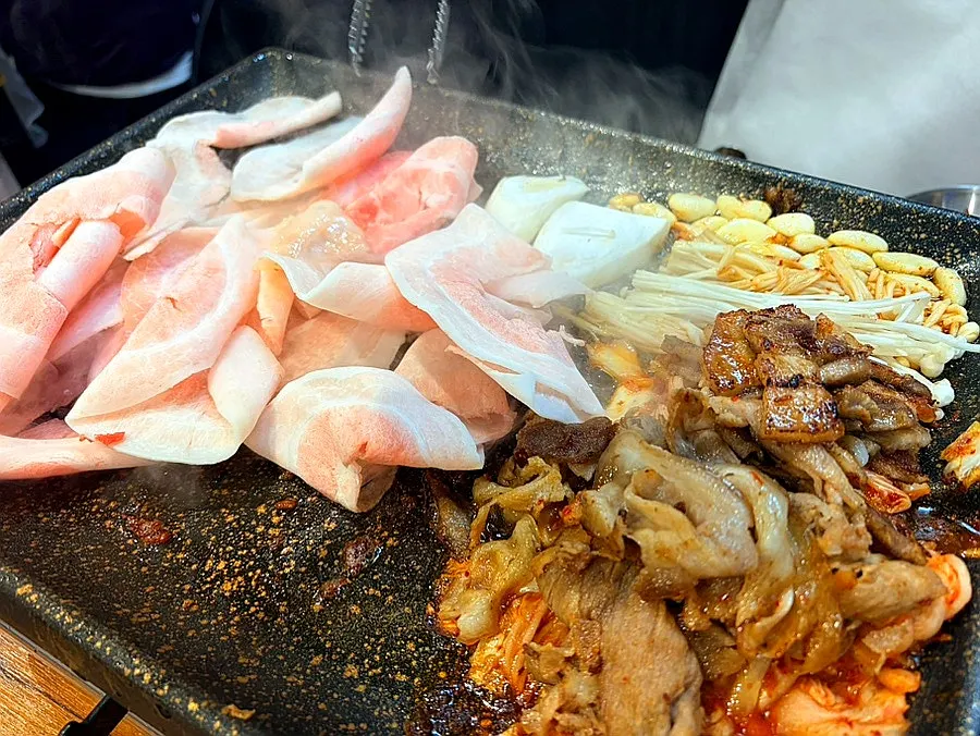 鉄板に載せた大幅肉数種類