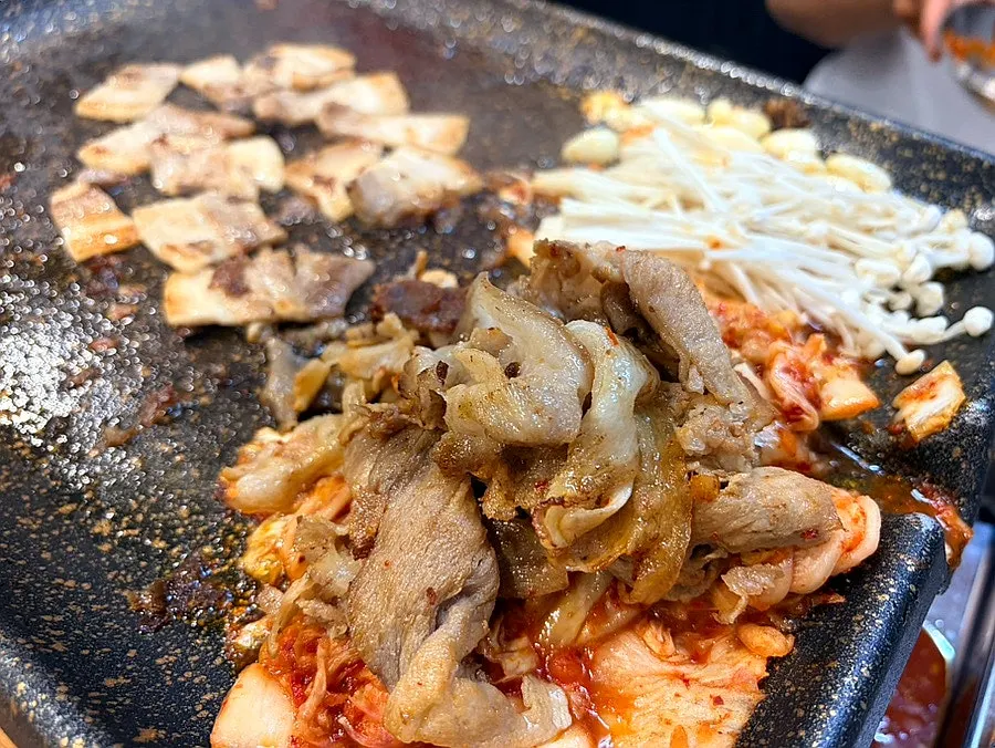 ネギサラダとにんにくを添えた大幅サムギョプサル焼き