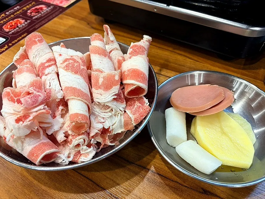 カリッと焼いた大幅サムギョプサルのクローズアップ