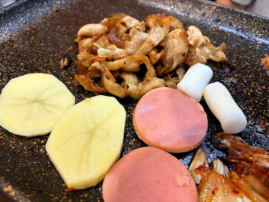 鉄板で焼いた昔ながらのソーセージとじゃがいも