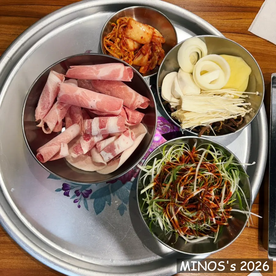 불판 위에서 굽는 대패삼겹살