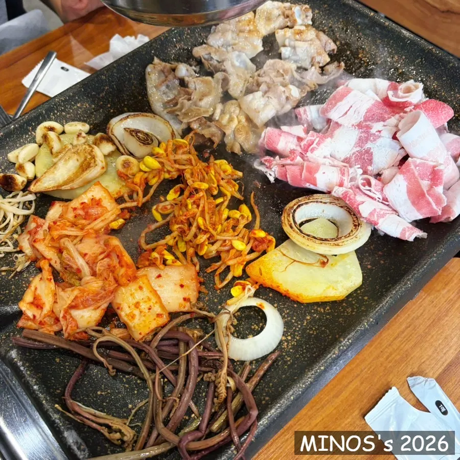 콩나물과 김치, 버섯을 함께 구운 불판