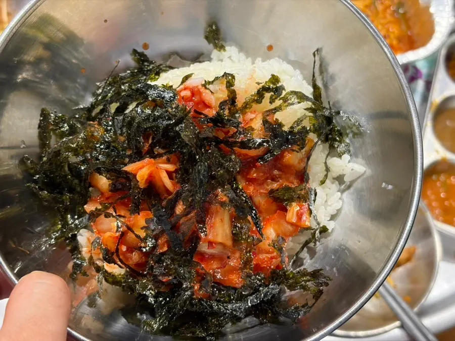 Ramyeon boiled with scallion shreds added in