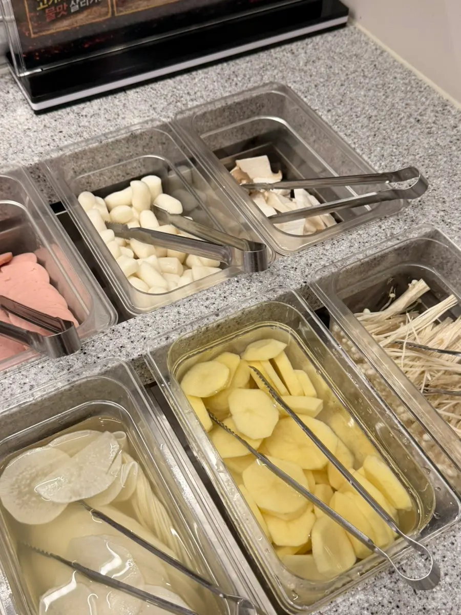 Side dish counter at the self-serve bar