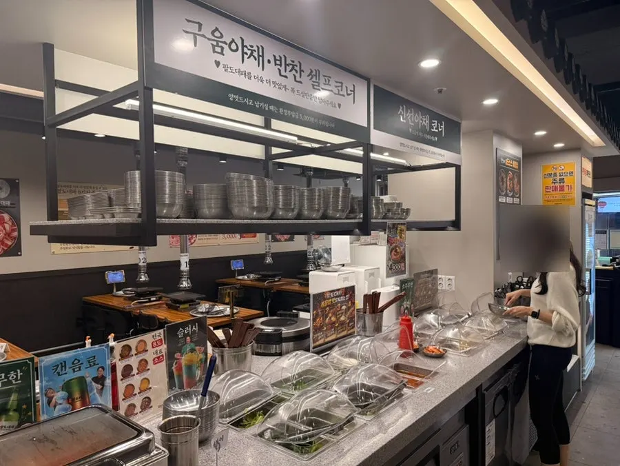 Fresh vegetable and grilled vegetable self-serve corner