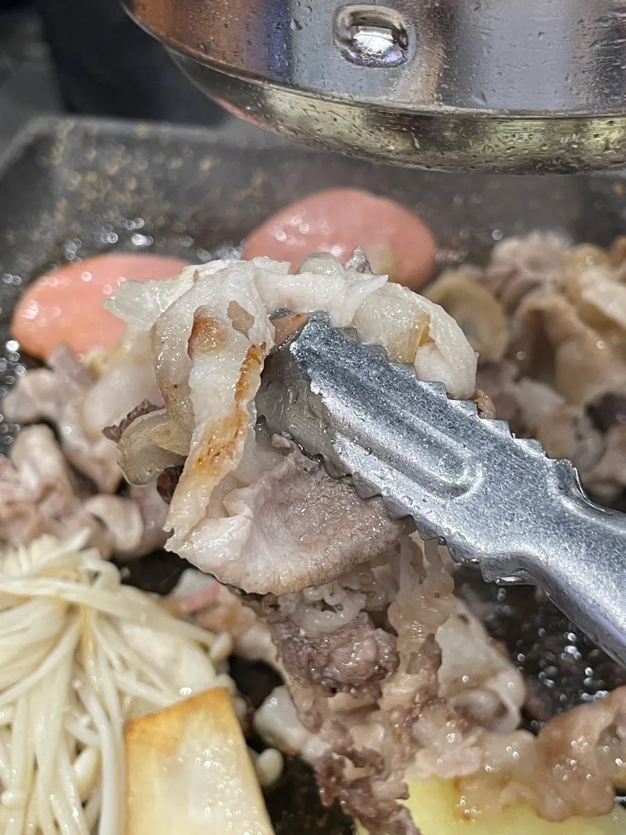 오봉쟁반에 담아 온 대패 고기와 재료