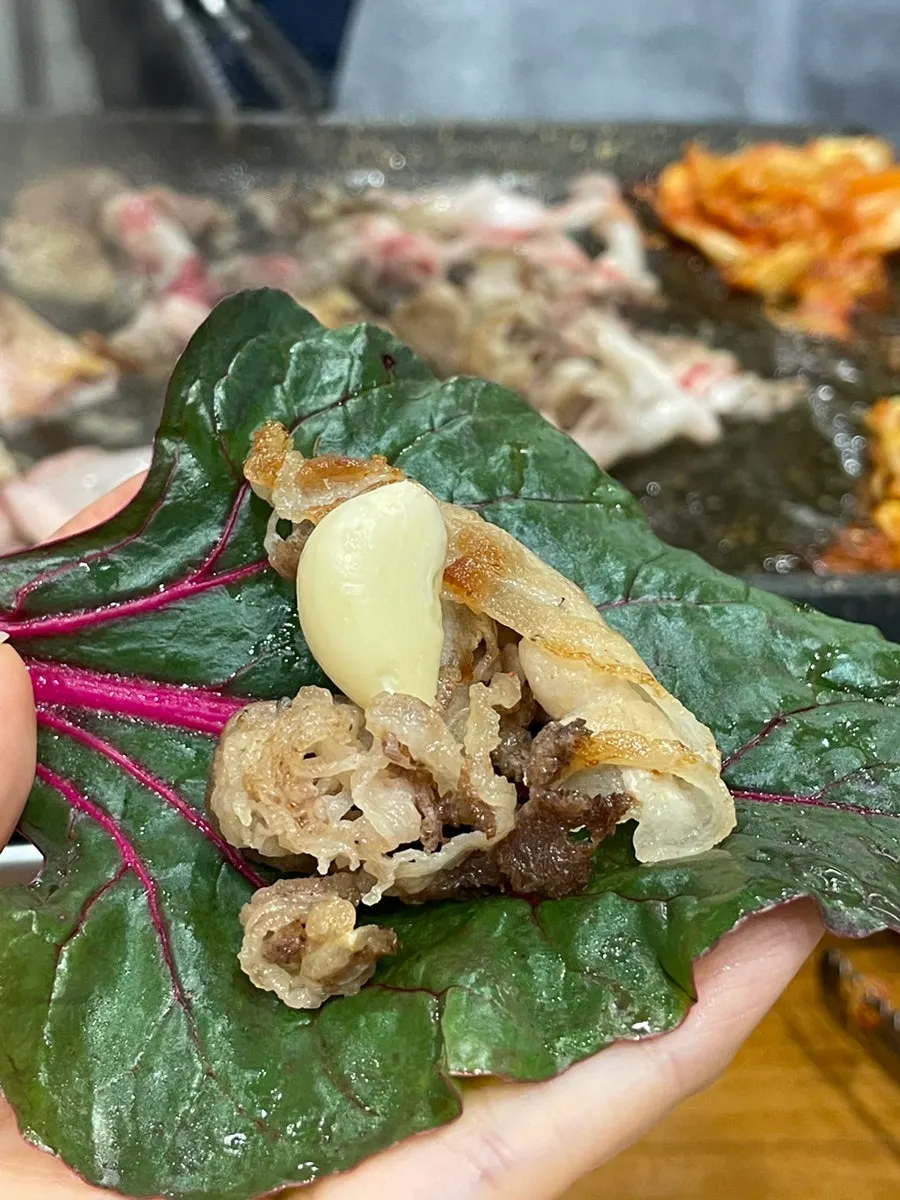 구운 김치와 콩나물을 곁들인 대패 삼겹살
