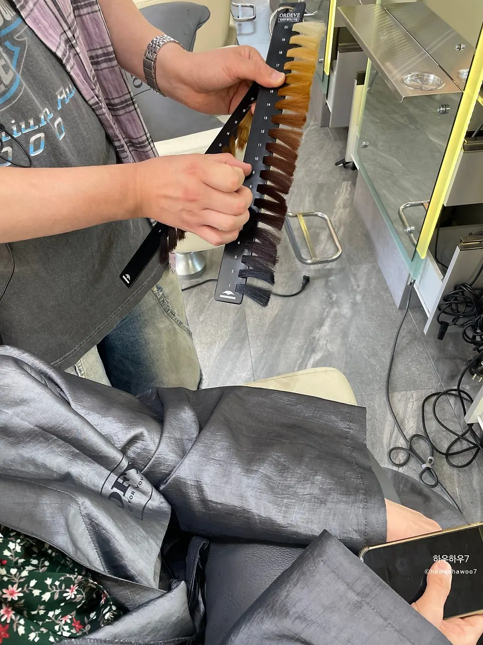 큐 디자이너와 앞머리 라인 상담 중인 모습