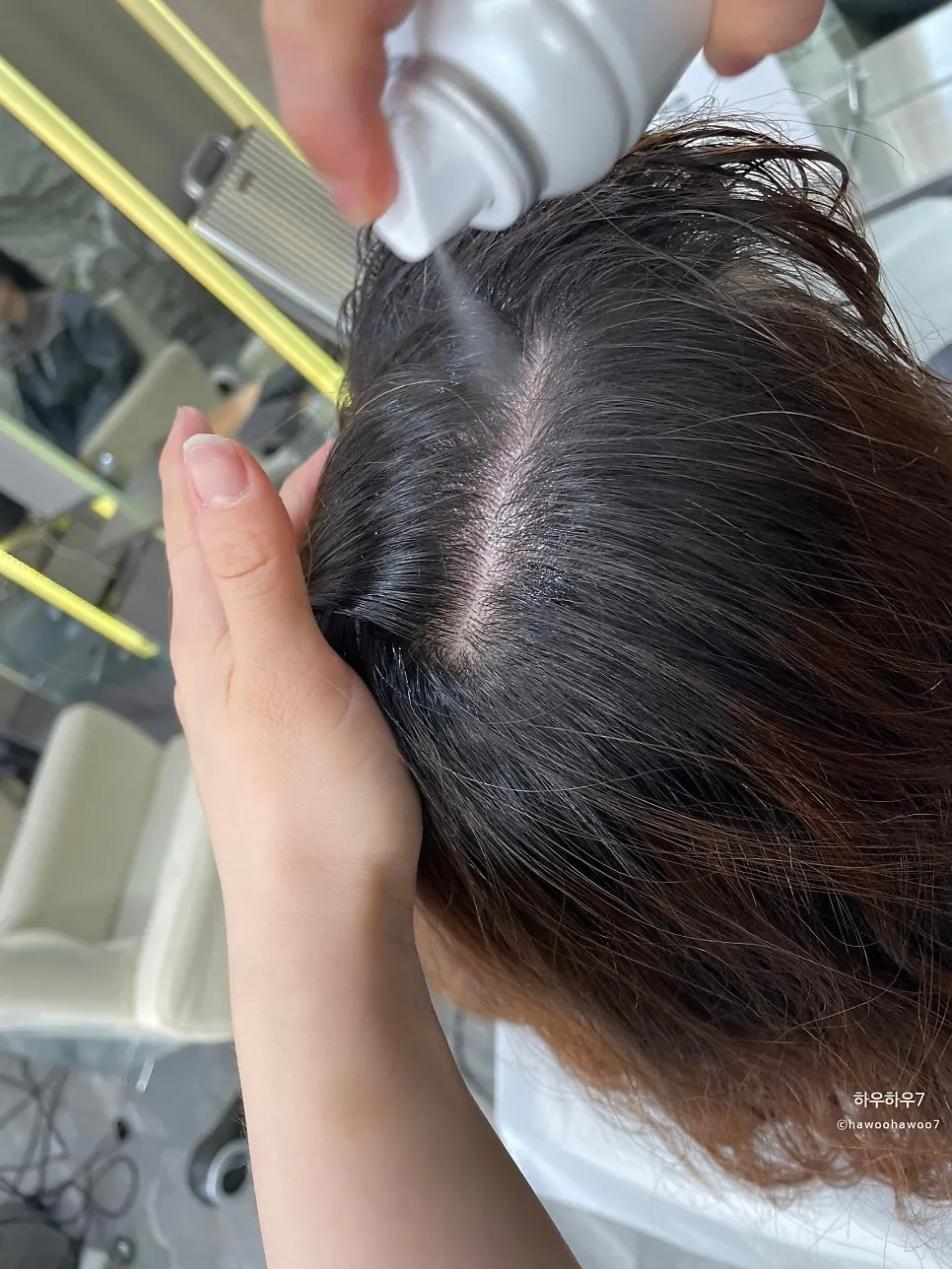 염색 전 민감한 두피에 두피보호제 도포