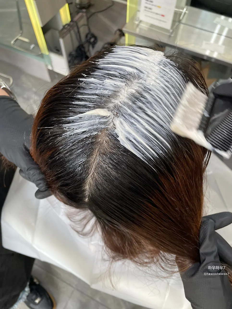 비건 염색제를 모발에 바르는 장면