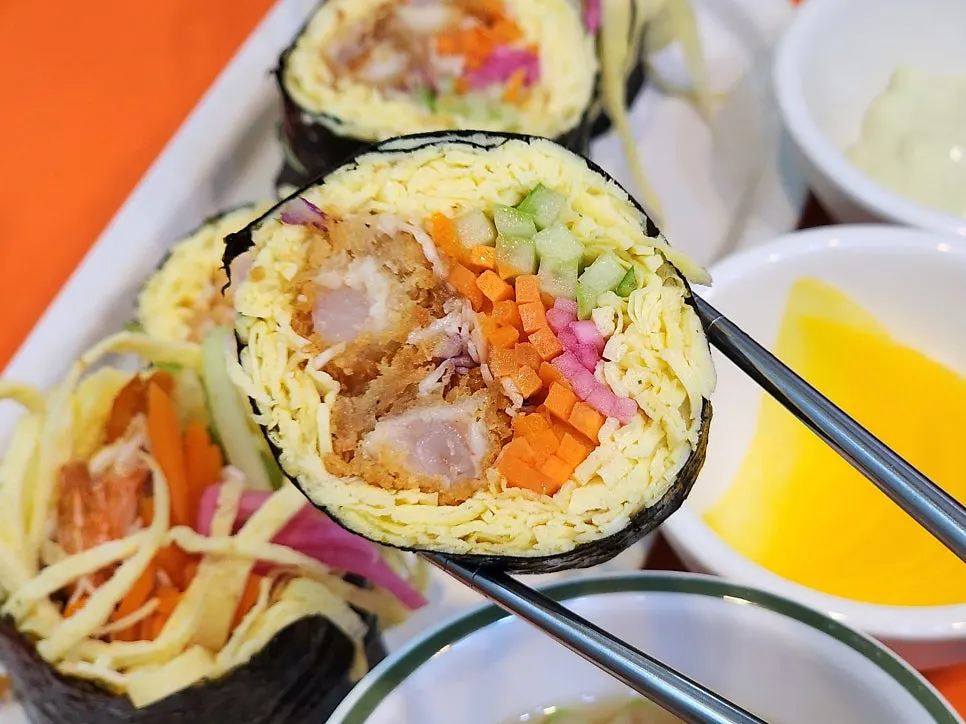 Shrimp keto gimbap filled with egg sheets and fried shrimp