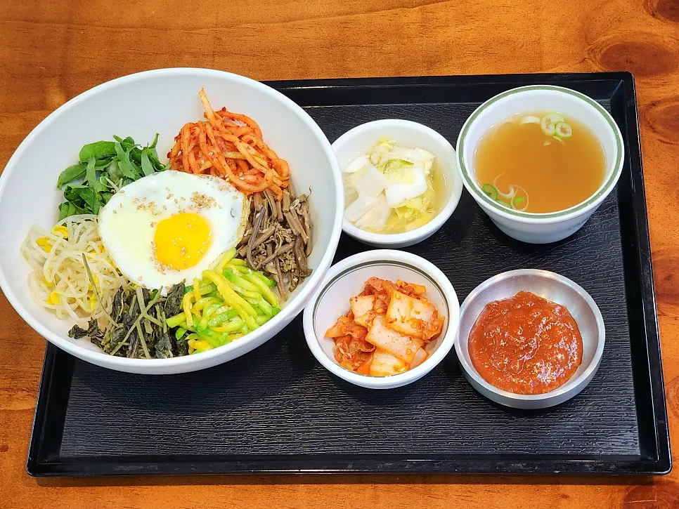 Finished plates of gimbap and bibimbap after the meal at Jamsil Cheotjip