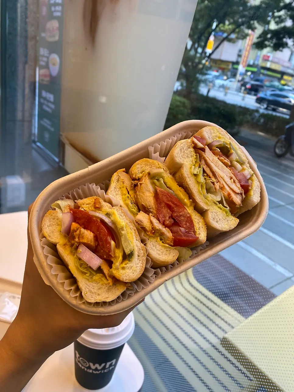 반으로 자른 바게트 샌드위치 단면