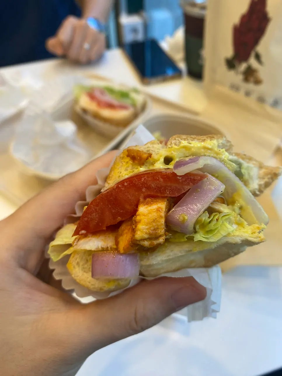 아침 식사로 먹은 샌드위치 한 상