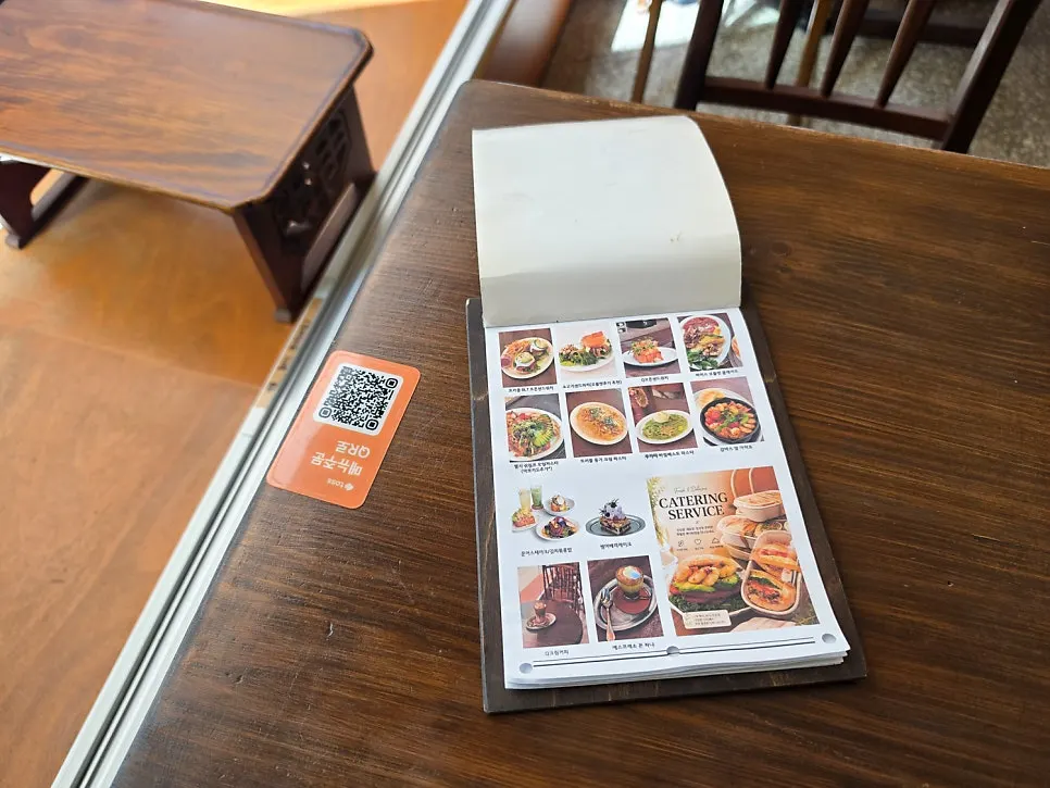 QR order sign on the Que Sera table