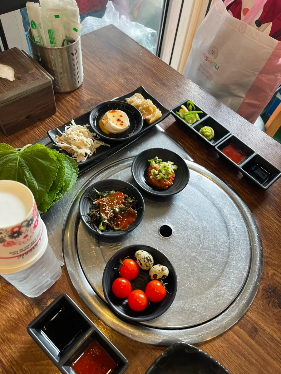 Table spread with Ojingeo Seonsuchon's banchan