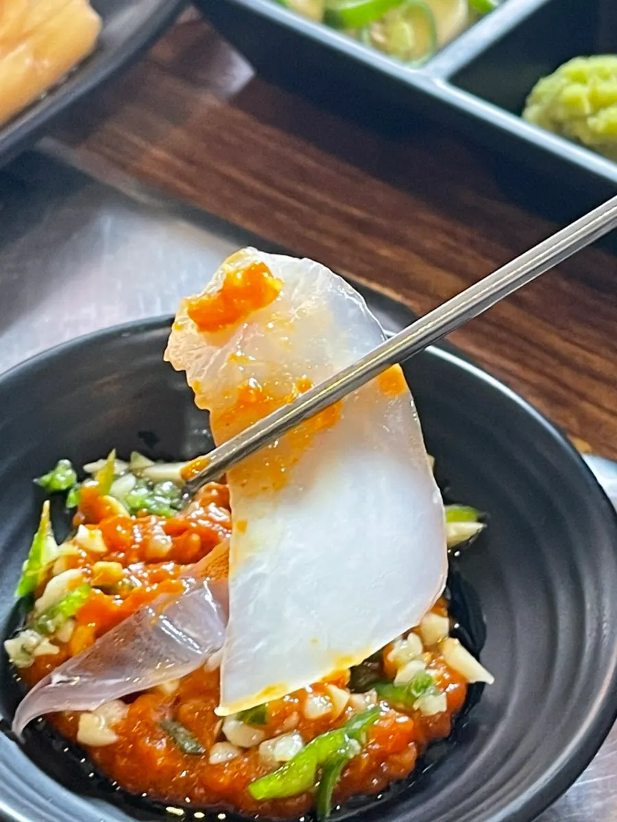 Ojingeopo dipped in soy sauce and chojang