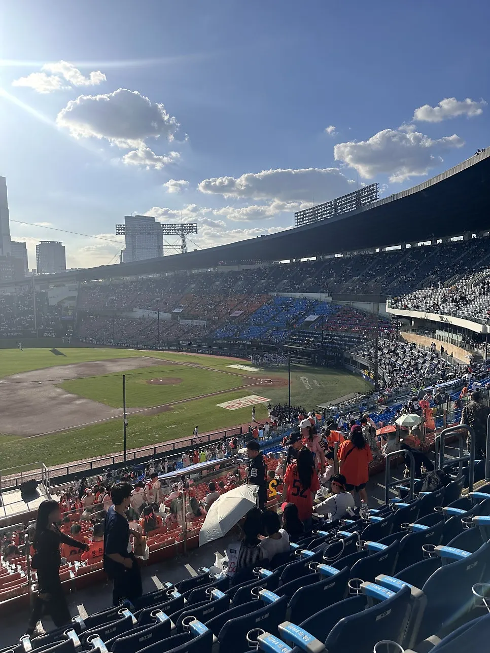 Waiting in line to order at the Jamsil Stadium food truck